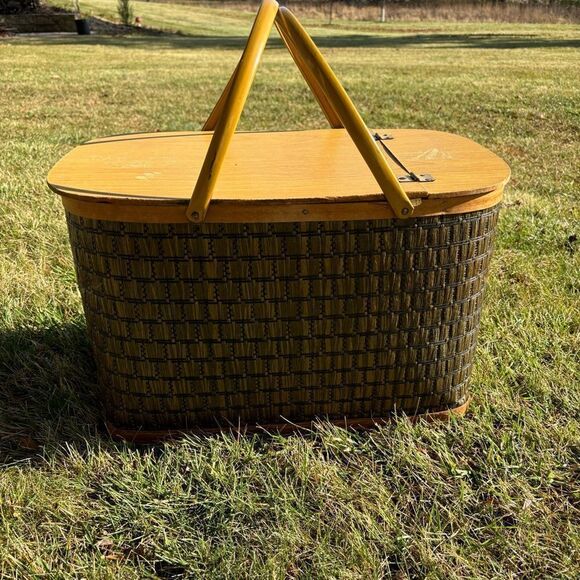 Vintage LARGE Gorgeous Brown Checkered Picnic Basket Straw Woven Wicker - Picture 2 of 12
